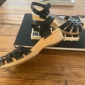 Swedish Hasbeens black low clogs
